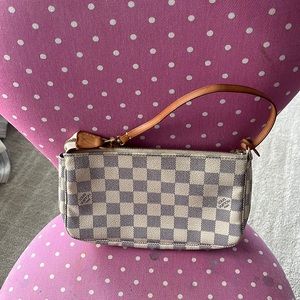 Very good condition 💯 authentic Luis Vuitton small bag.